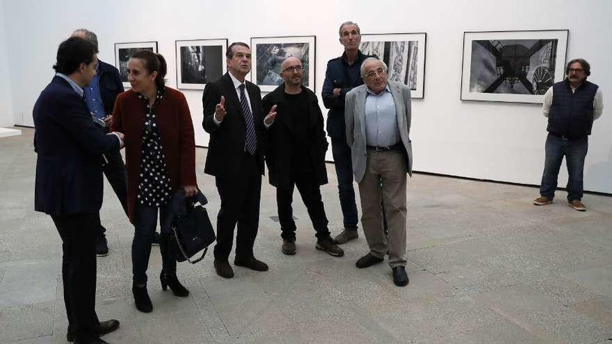 Abel Caballero departe con los autores de la exposición, Ramón Trigo y Eduardo Armada, junto al concejal de Cultura, Cayetano Rodríguez. // J. Lores