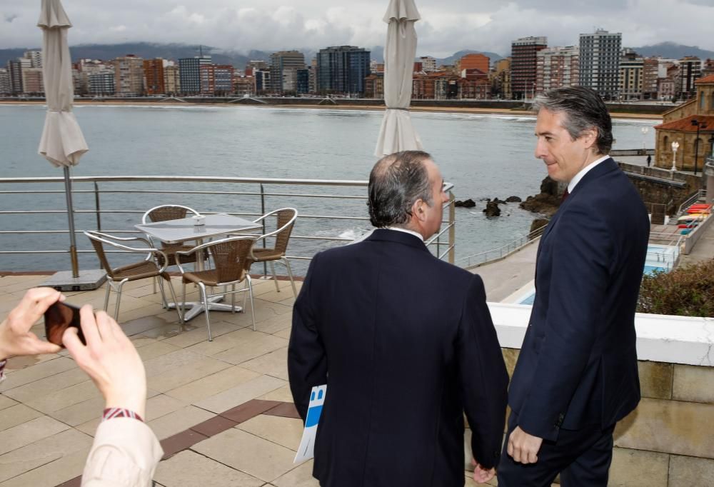 Íñigo de la Serna, de visita en Gijón