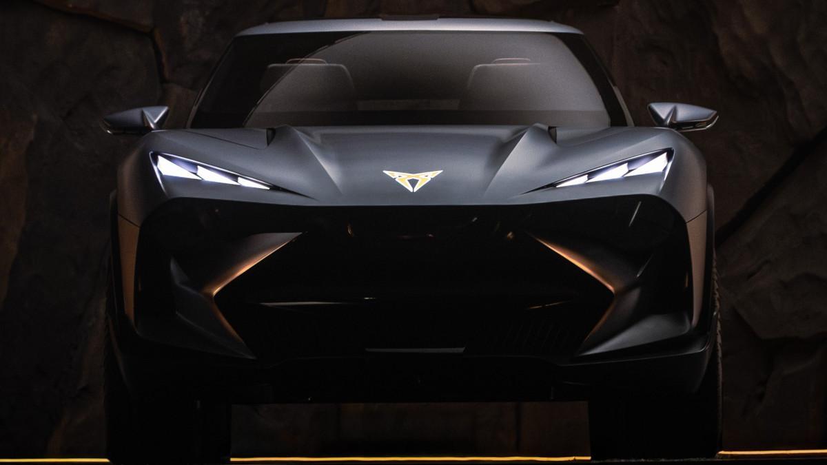 El frontal combina agresividad y aerodinámica con una parrilla cerrada, grandes entradas de aire y una firma lumínica afilada