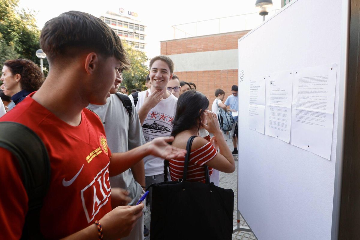 Pruebas de Evaluación de Bachillerato para el Acceso a la Universidad en la Facultad de Medicina y Enfermería (Edificio Sur) Alumnos exámenes