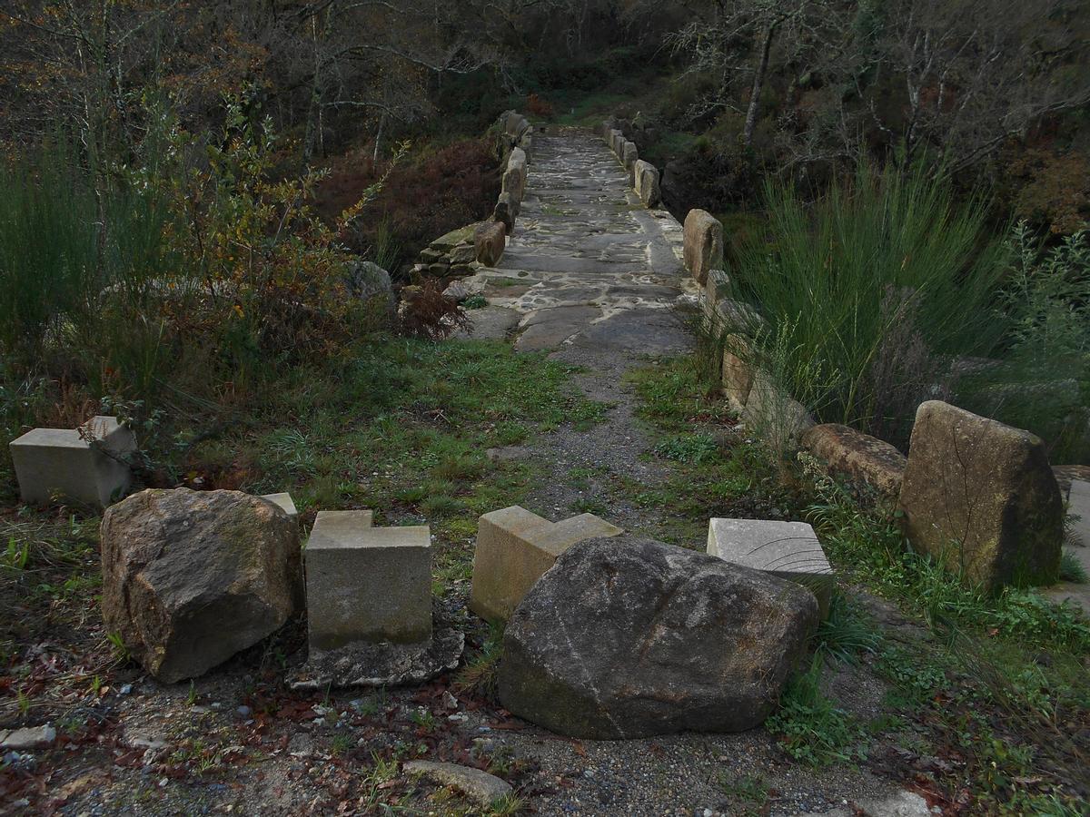 Varias piedras impiden el acceso del tráfico rodado al puente.