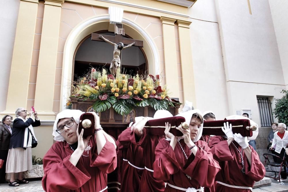 Las procesiones del Viernes Santo emocionan a miles de alicantinos