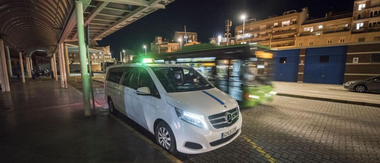 Un taxi estacionat a l’estació d’autobusos de Manresa  | ARXIU/OSCAR BAYONA