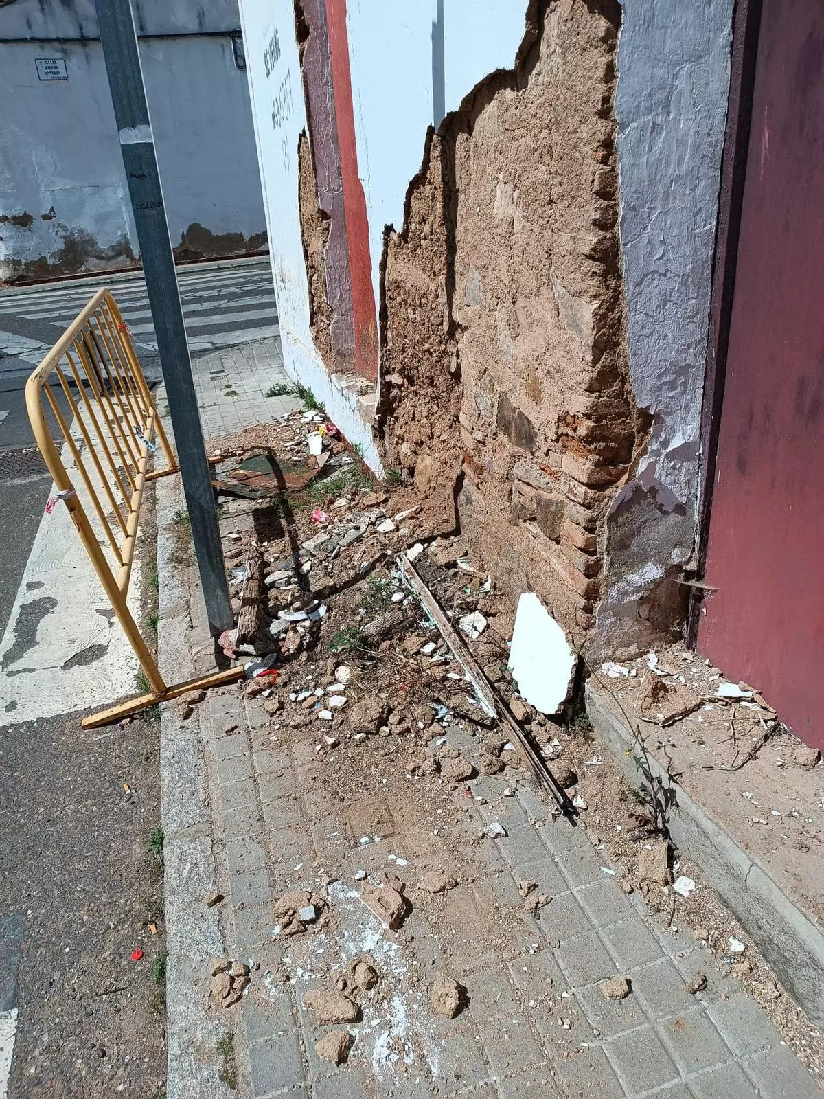 Quejas por el mal estado de una fachada en calle Santa Teresa
