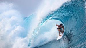 El surfista tahitiano Matahi Drollet compite en el primer día del Tahiti Pro 2019 en Teahupoo, Tahití.