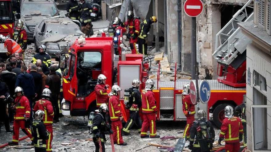 Los bomberos, en el lugar del siniestro tras la violenta explosión. // Benoit Tessier