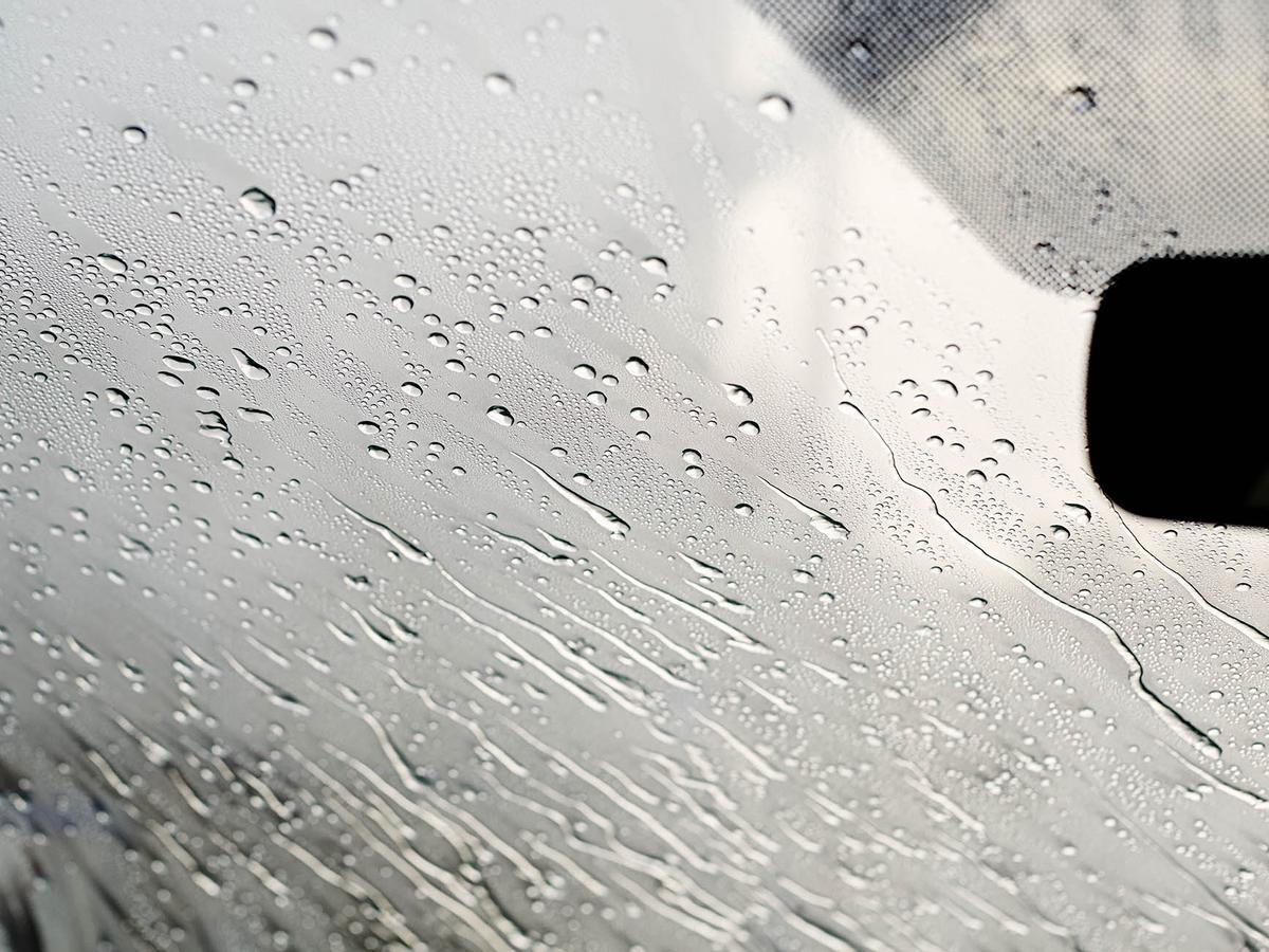 Parabrisas con gotas de agua