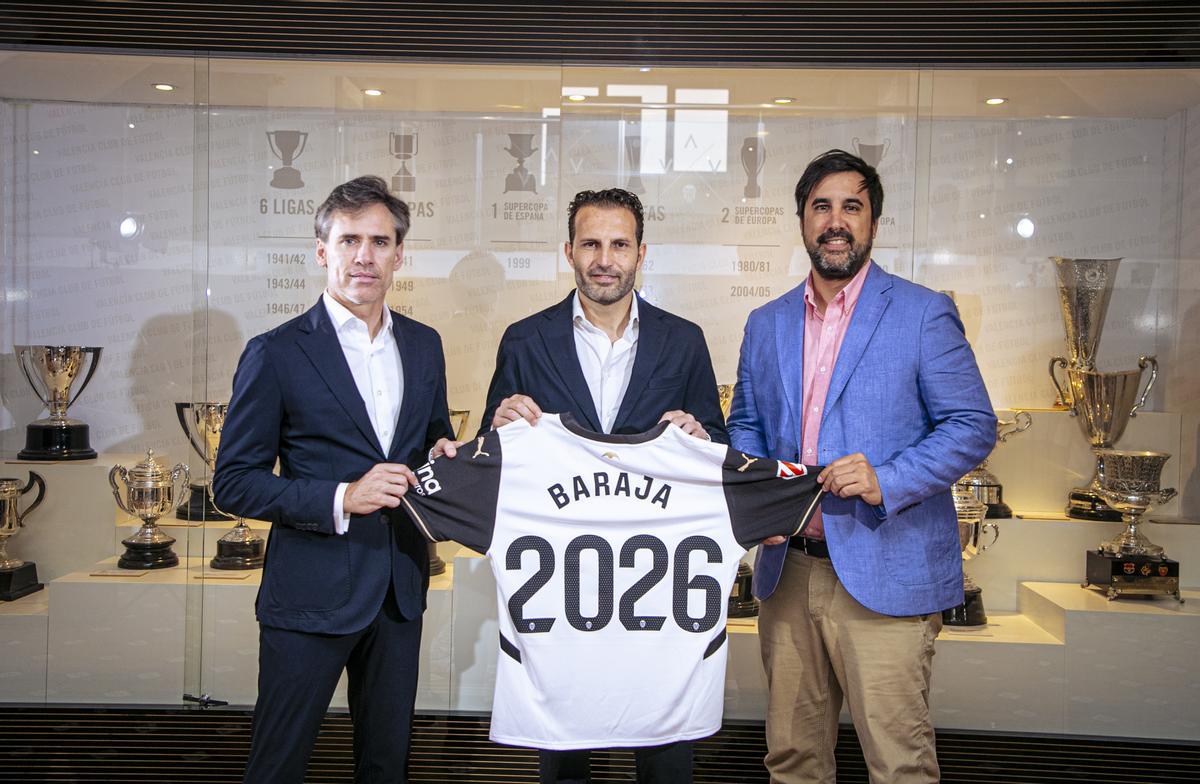 Solís y Corona junto con Rubén Baraja durante su renovación poco antes de dejar el equipo