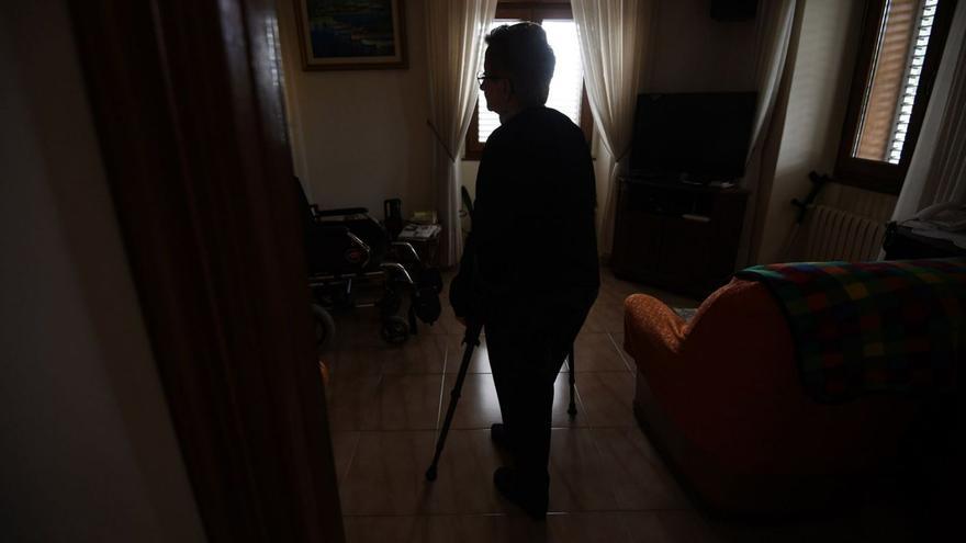 Una mujer con movilidad reducida que vive sola en la ciudad de Vigo. |   // GUSTAVO SANTOS