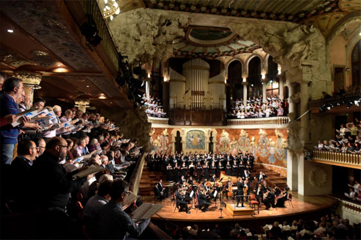 Centenars de cantaires omplen el concert participatiu del Palau. Centenars de cantaires omplen el concert participatiu del Palau.
