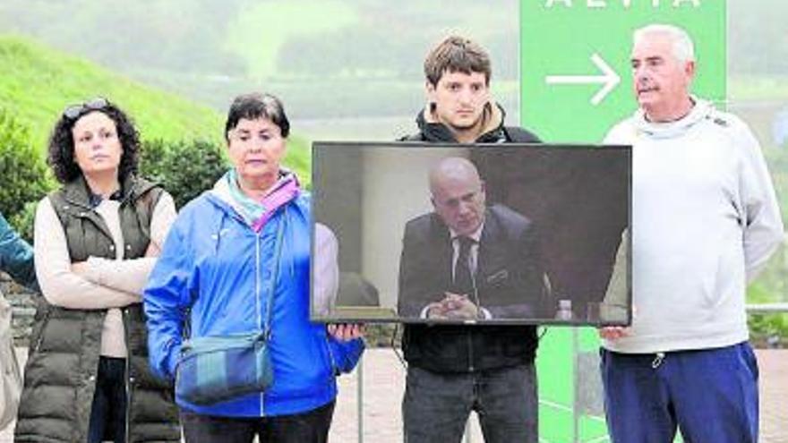 Protesta de las víctimas en el exterior de la sede judicial. 