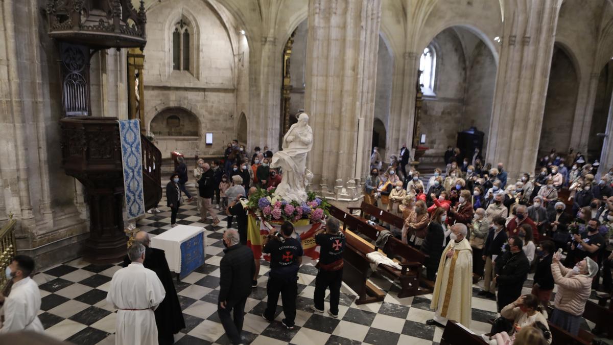 Baño de masas y fervor religioso: así se recibió en la Catedral de Oviedo a la Virgen Peregrina