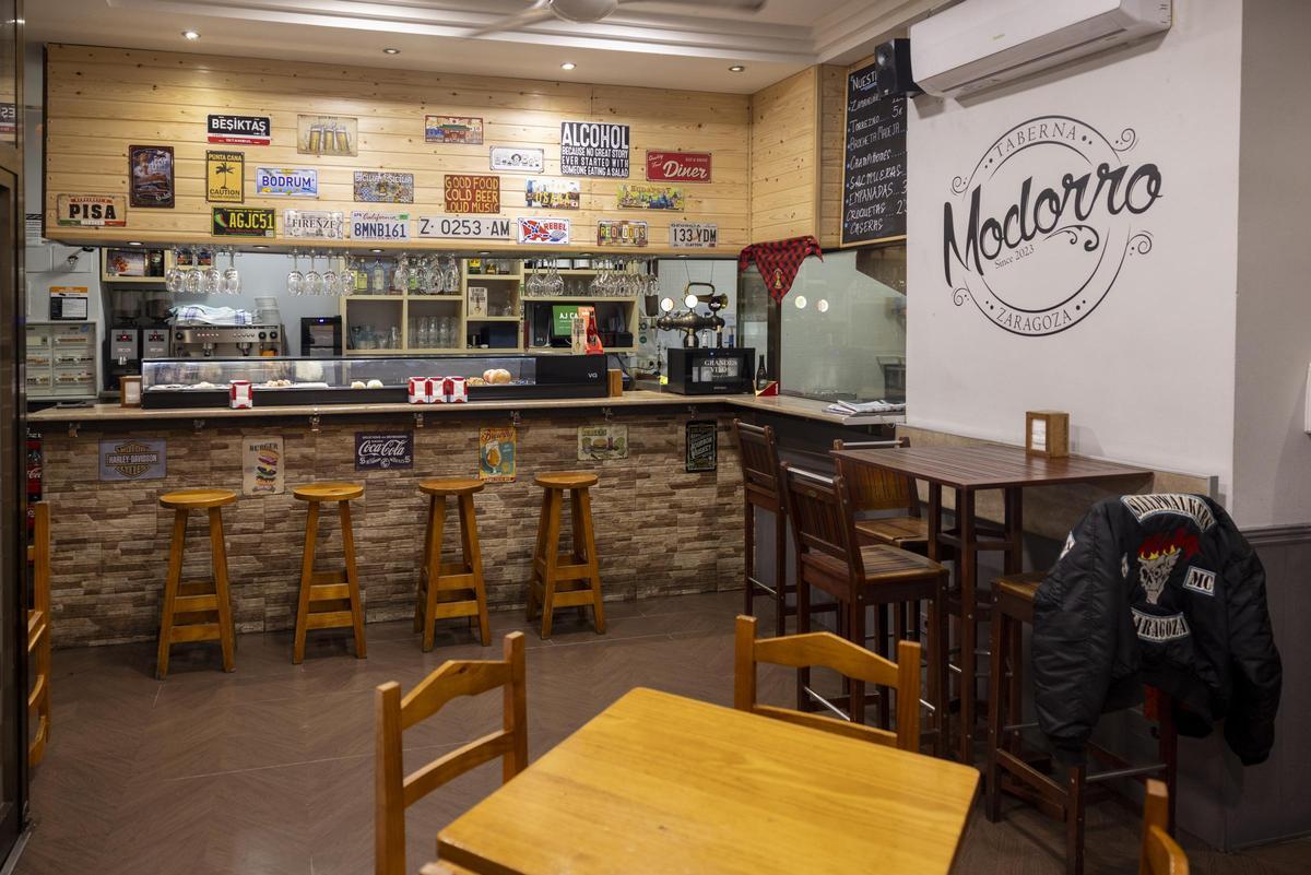 Taberna Modorro destaca por su ambiente acogedor y una moderna decoración.