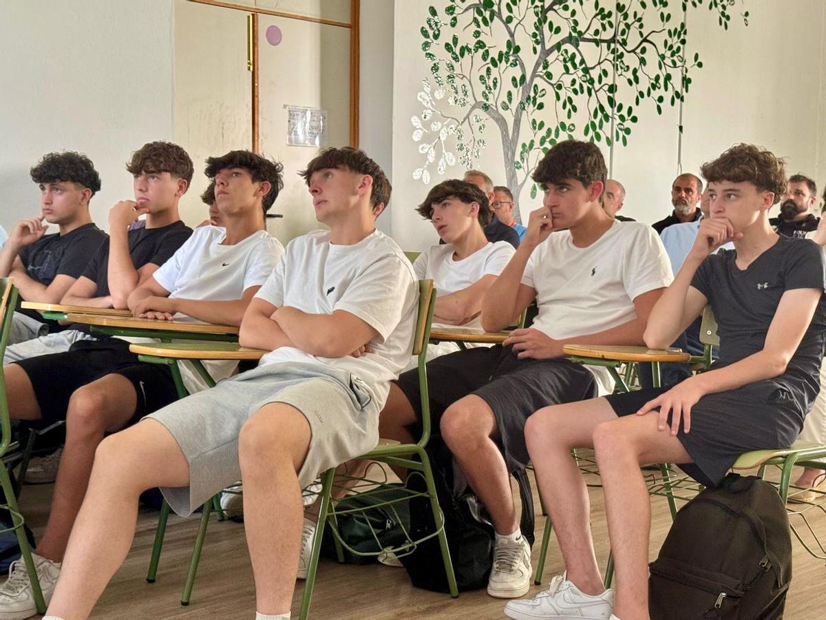 El Govern lleva a cabo talleres de formación en institutos para sensibilizar a los jóvenes sobre los riesgos asociados a las celebraciones multitudinarias y fomentar actitudes responsables