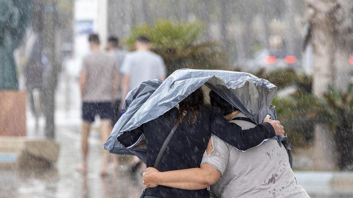 Última hora de la dana en Alicante: la Aemet mantiene la alerta roja por lluvia hasta las 10.00 horas