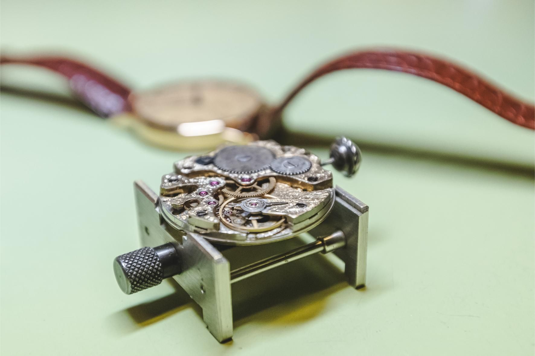 Piezas y un modelo acabado del reloj mecánico que Odilo Fernández fabrica artesanalmente como lo hacía su abuelo hace un siglo