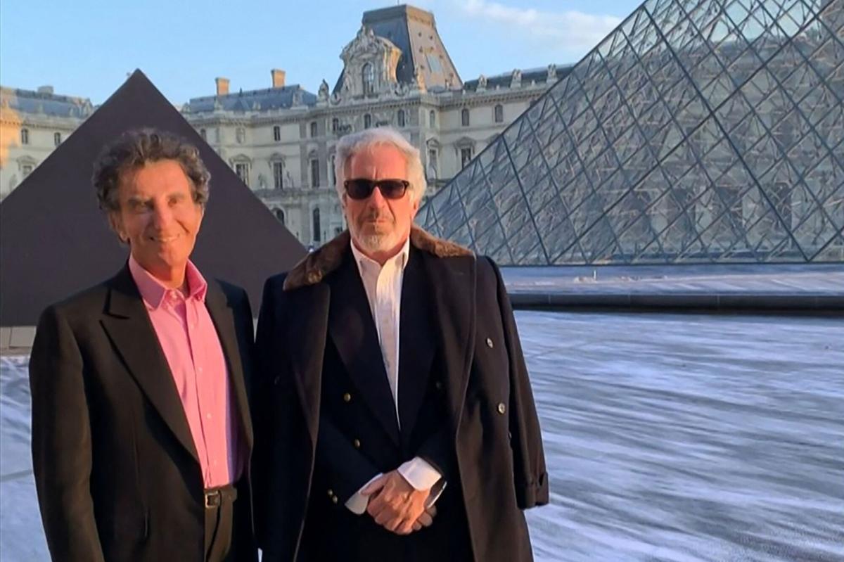 Captura de un vídeo de los archivos de Epstein en el que aparecen Jack Lang y Jeffrey Epstein delante del Louvre.