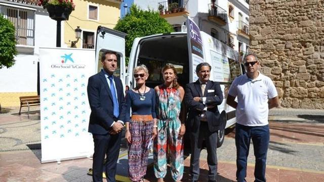 De izquierda a derecha, Juan Carlos Martín, Dulce Córdoba y Victoria Morales, junto al vehículo.