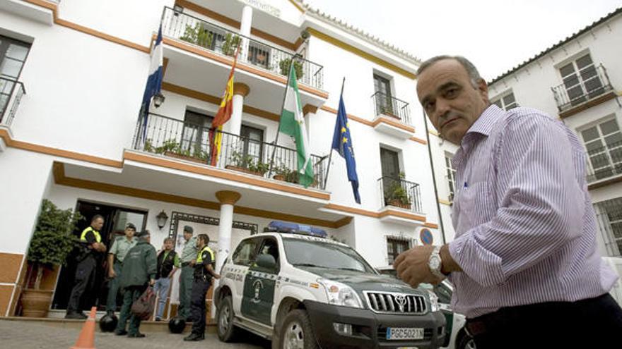 El alcalde de Almogia a la puerta del Ayuntamiento.