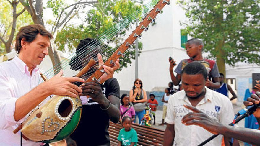 El alcalde Mateo Isern quiso respaldar esta iniciativa y no dudó en marcarse unos rasgados de la kora, la guitarra de Senegal.