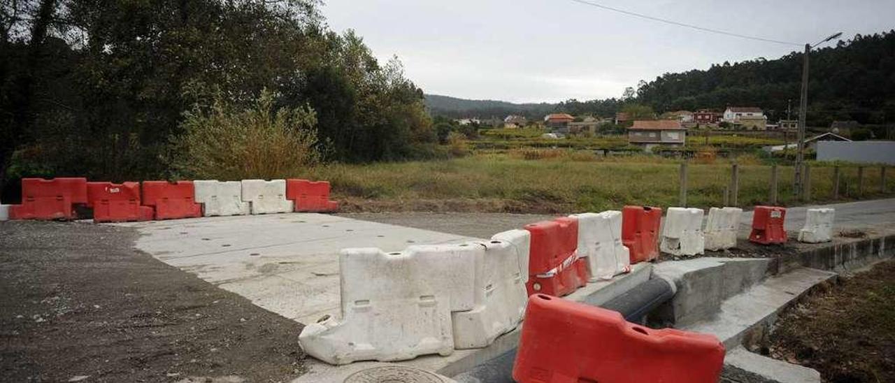 Algunos turismos utilizan el pontón de Ganón aunque todavía continúa en obras. // Iñaki Abella