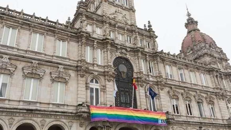 La bandera del orgullo LGTBI ondea en la fachada del consistorio.