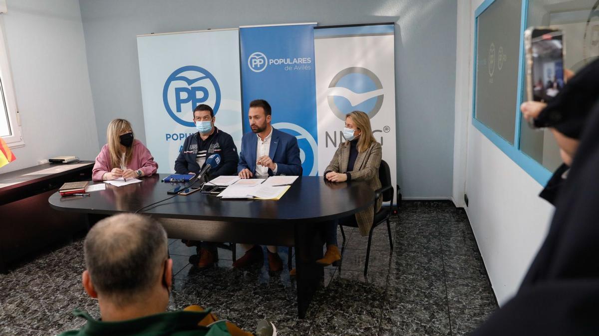 Por la izquierda, Esther Llamazares, José Antonio Nieto, Álvaro Queipo y Reyes Fernández Hurlé, ayer, en la sede del PP de Avilés. | Mara Villamuza