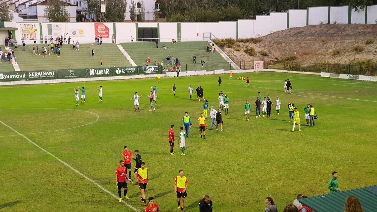 Los jugadores, retirándose a los vestuarios al final.