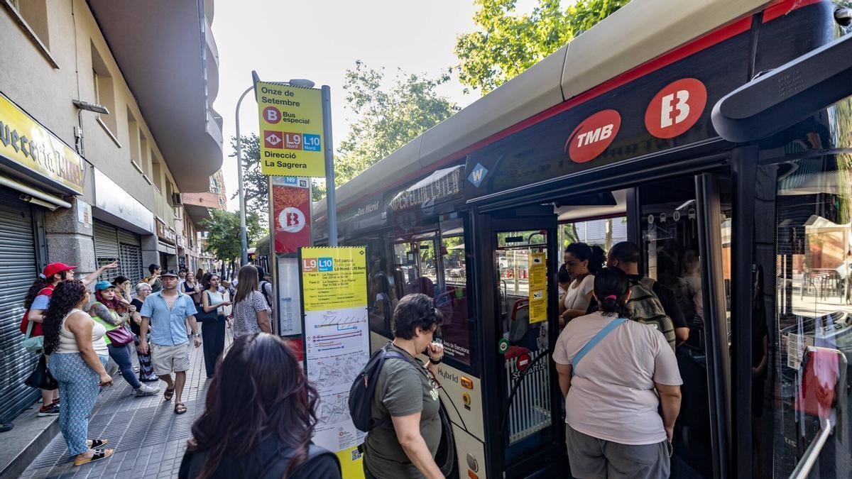 Usuarios de la L9 y L10 del metro suben al bus de servicio alrernativo por obras en el suburbano en la parada de la calle Onze de Setembre y hacia la Sagrera, a finales de junio.