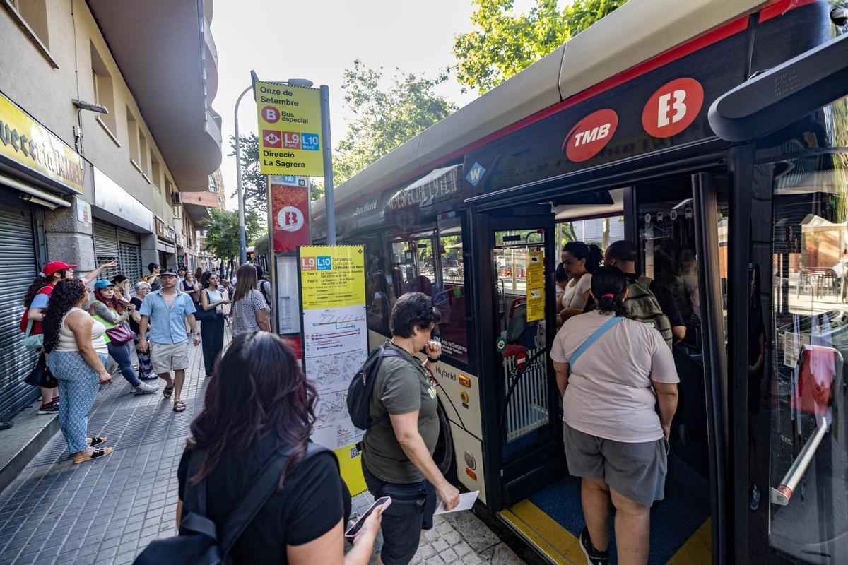 Barcelona 26/06/2026 Barcelona. Usuarios de la L9 y L10 del metro suben al bus de servicio alrernativo en la parada de la calle Onze de Setembre hacia la Sagrera debido a los cortes en estas lineas. AUTOR: JORDI OTIX