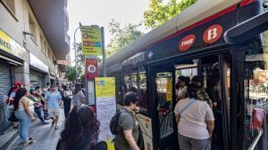 Barcelona 26/06/2026 Barcelona. Usuarios de la L9 y L10 del metro suben al bus de servicio alrernativo en la parada de la calle Onze de Setembre hacia la Sagrera debido a los cortes en estas lineas. AUTOR: JORDI OTIX
