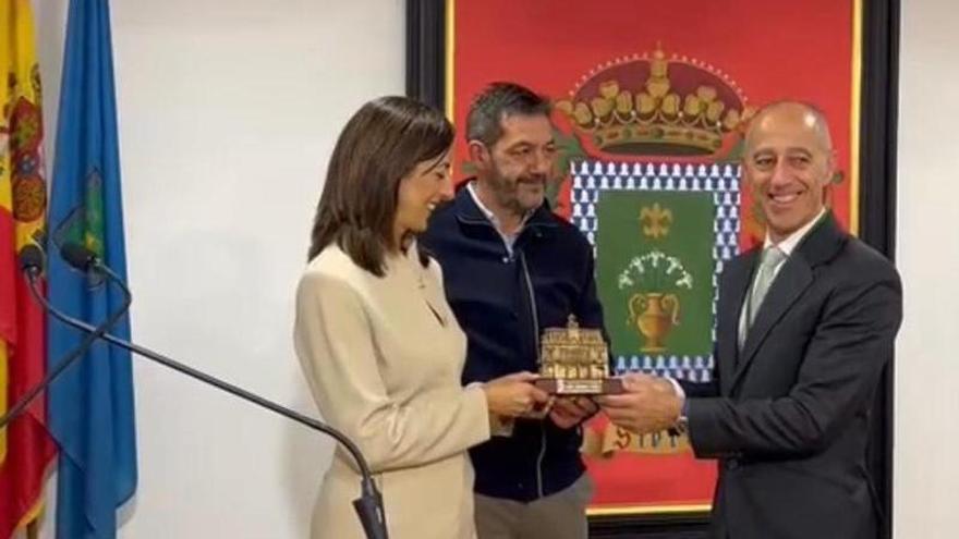 El edil Jesús Abad, a la derecha, oficiando una boda civil en Siero