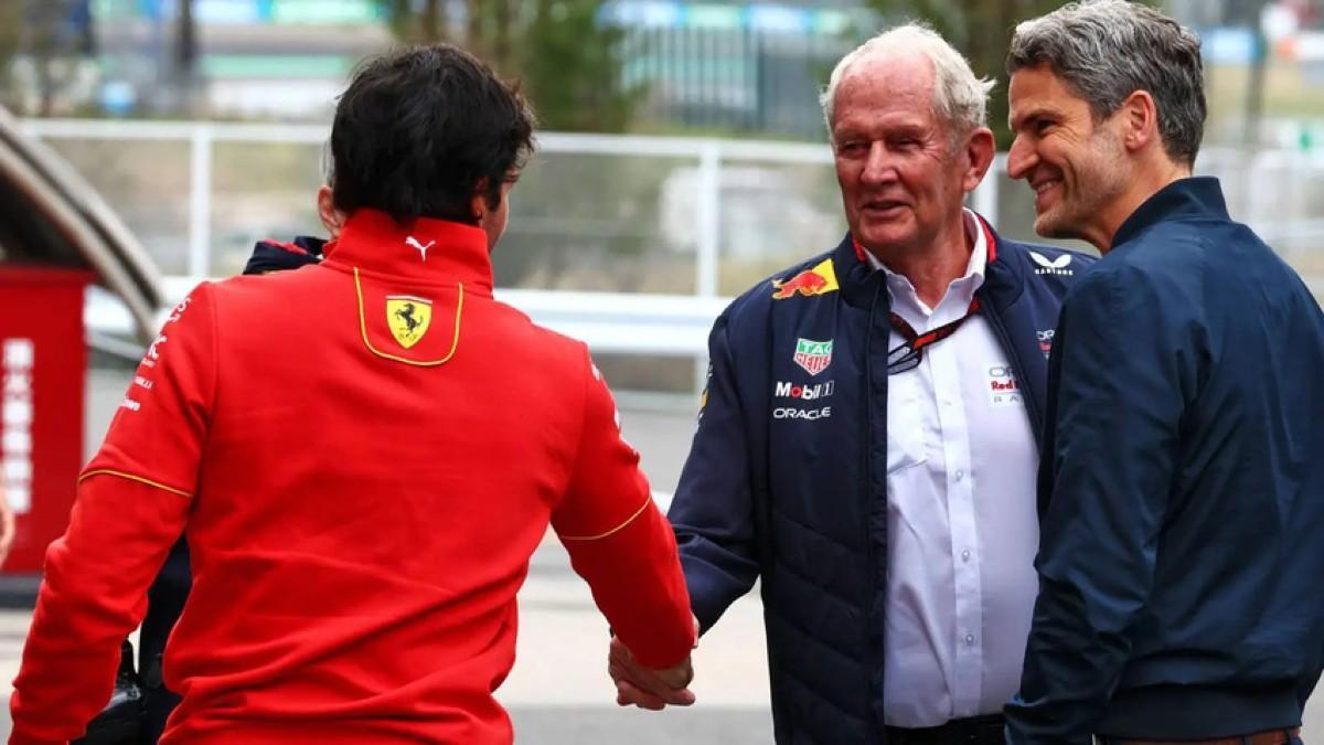 Carlos Sainz saludando a Helmut Marko en el paddock