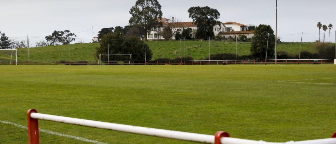 Uno de los campos de la Escuela de Fútbol de Mareo, con la finca “La Marruca” al fondo. | Marcos León