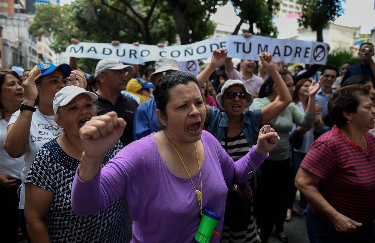 Los manifestantes exigen ayuda humanitaria durante una protesta contra el gobierno del presidente Nicolás Maduro, convocada por el líder opositor y autoproclamado presidente interino Juan Guaido frente al Hospital Infantil Dr. JM de los Ríos, en Caracas.