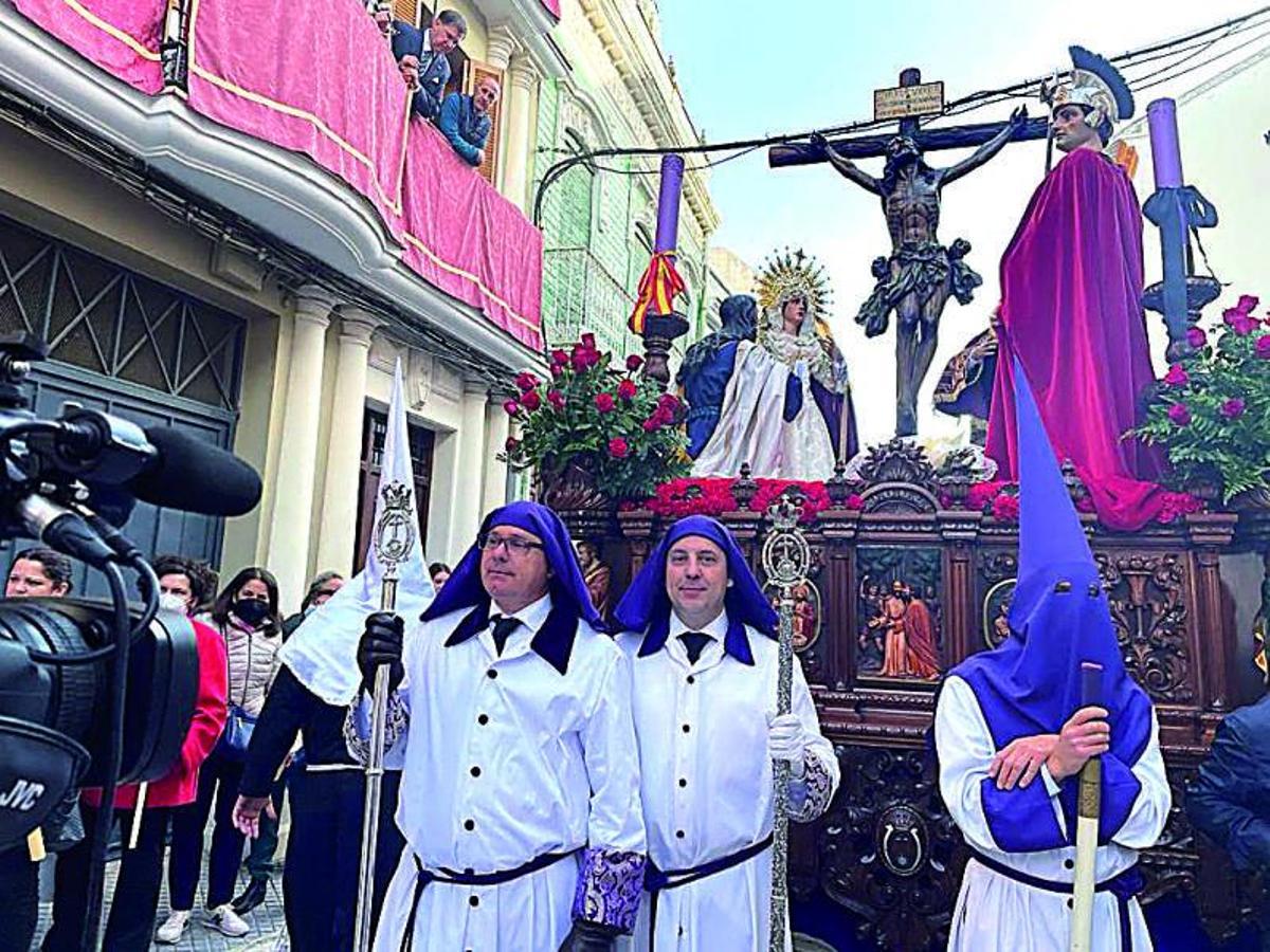 VIRGEN DE LOS DOLORES  EL DESFILE SE DESARROLLA CADA VIERNES SANTO.