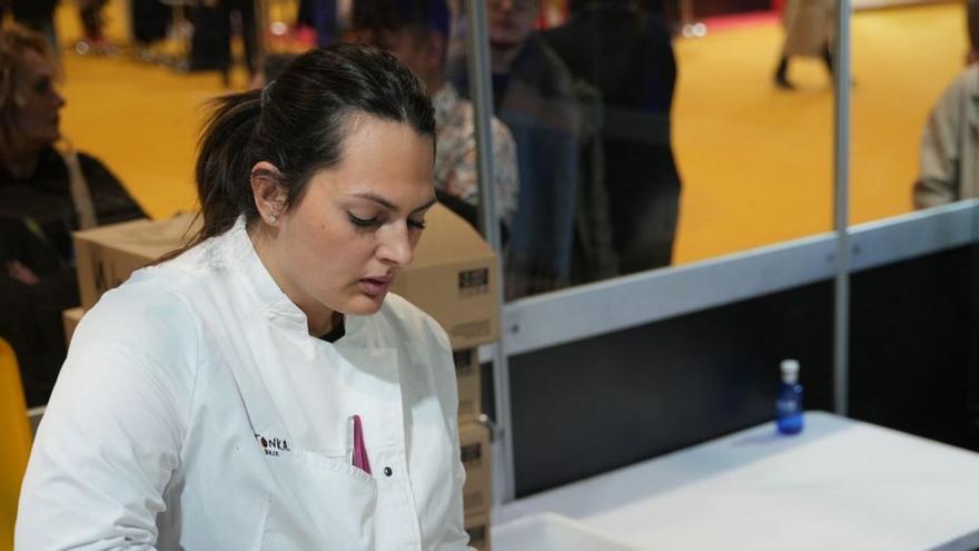 Laura Suárez durante la elaboración de su receta.