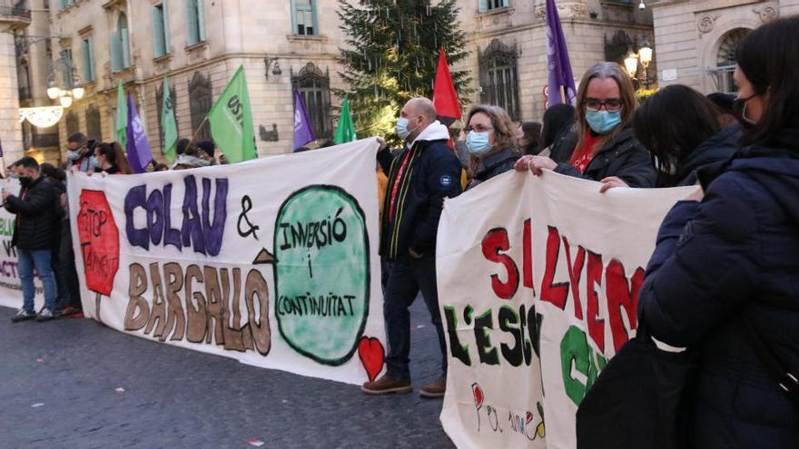 Pla obert de diverses pancartes durant la protesta convocada per Assamblea Groga. Imatge el 12 de desembre del 2020