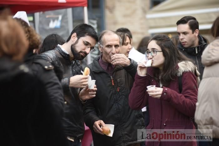 Degustación de monas y chocolate en la Plaza del Romea