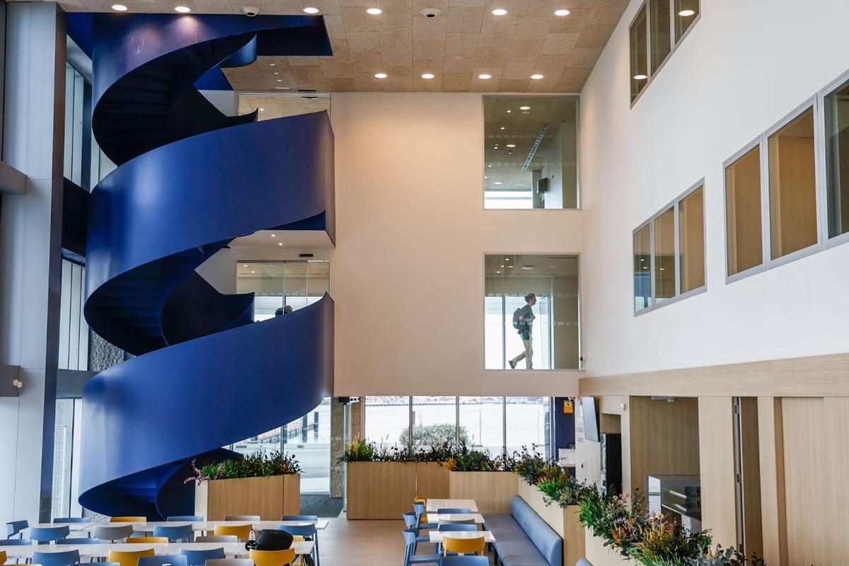 Imagen de la escalera de caracol azul en el atrio del nuevo edificio.