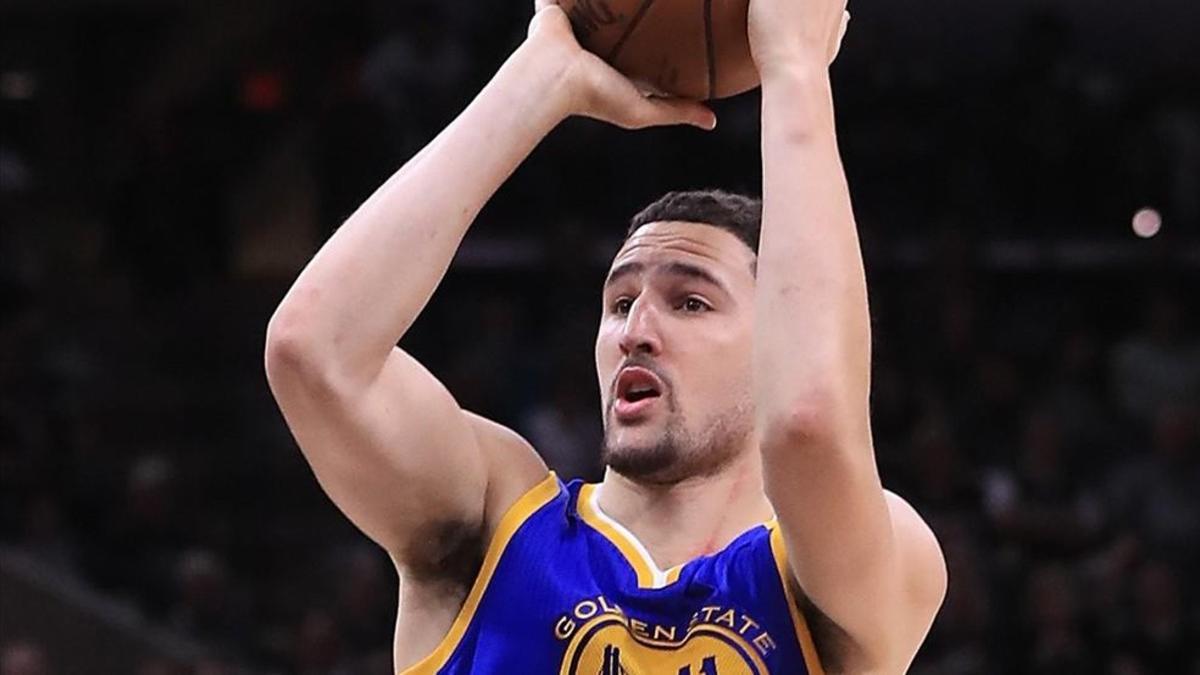 Thompson ejecuta el tiro ante los Spurs