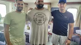 Los náufragos de El Hierro, recibidos como héroes por la Armada dominicana