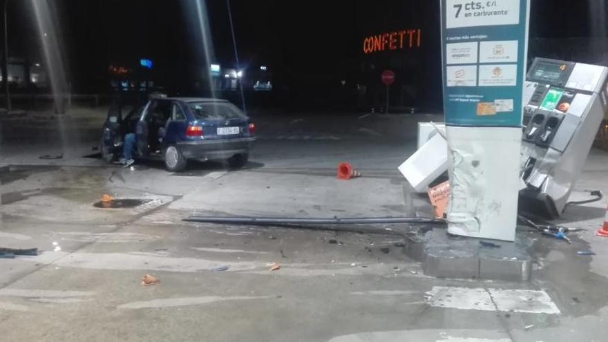 El coche accidentado y los daños en la gasolinera, minutos después del incidente.