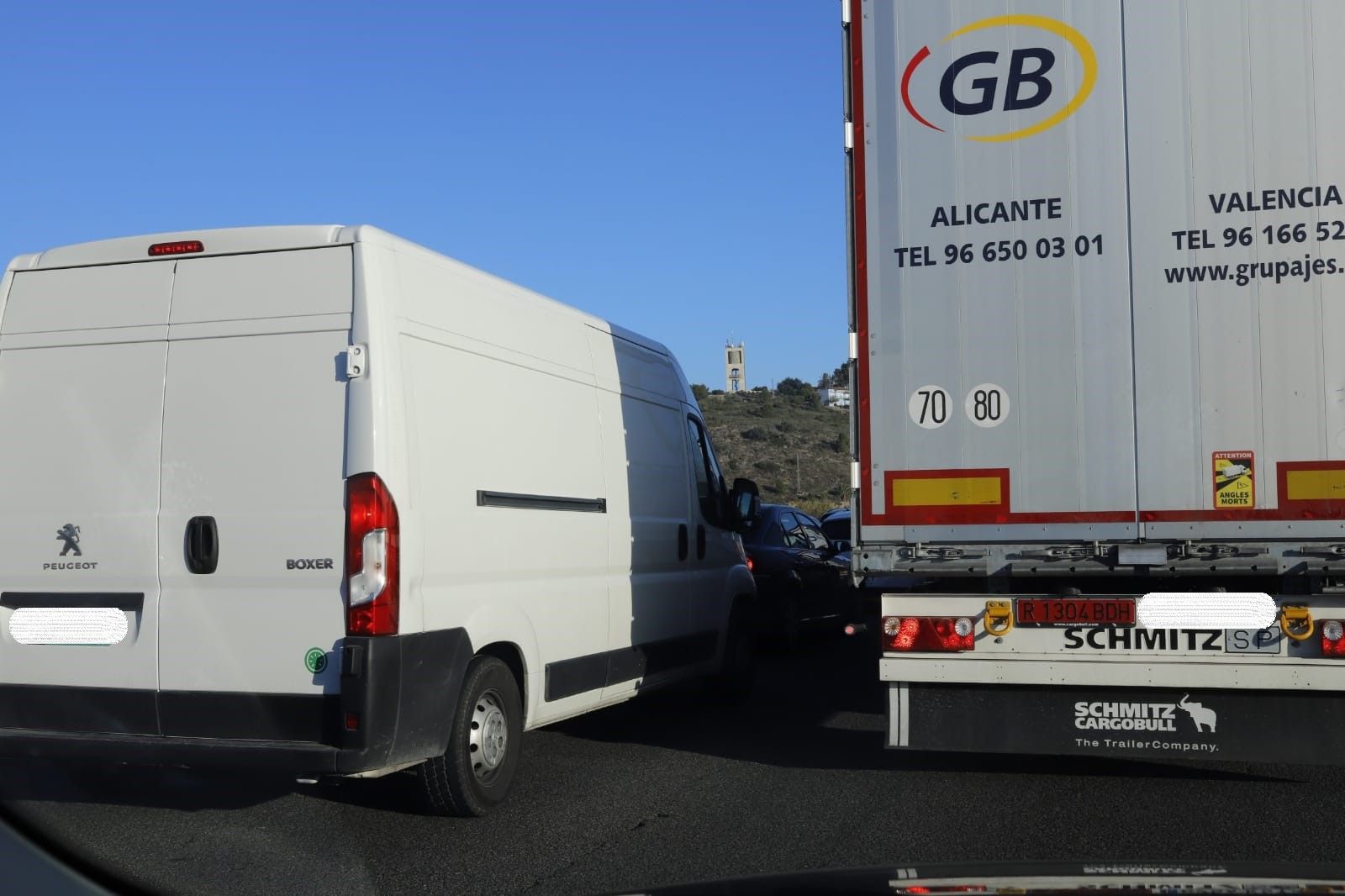 Accidente en la A-7: gran atasco al arder un camión de pintura en Alberic.