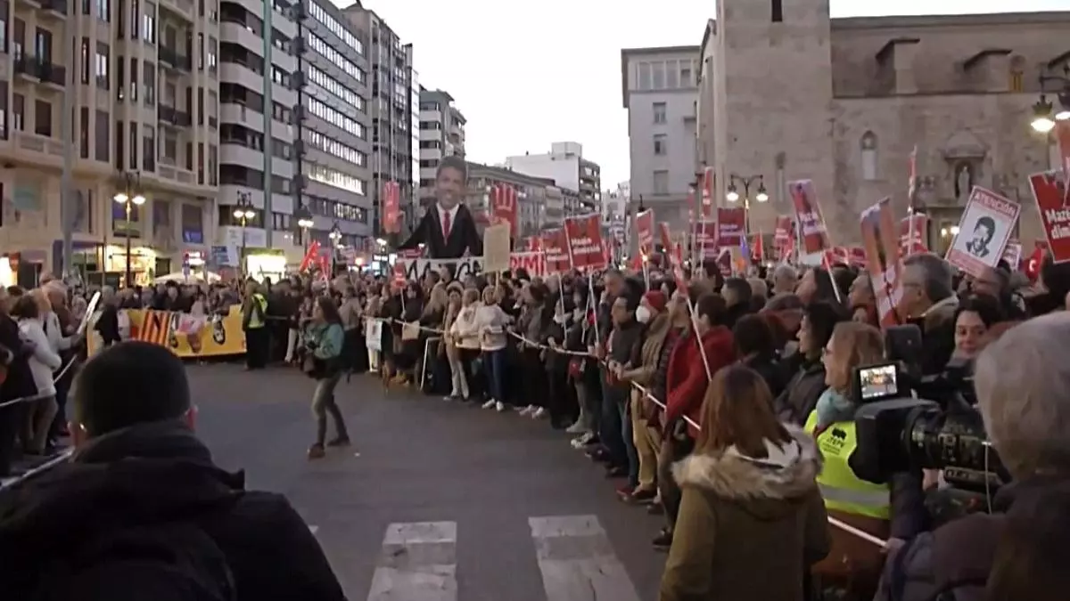 Cuarta manifestación en València contra Mazón por la gestión de la dana