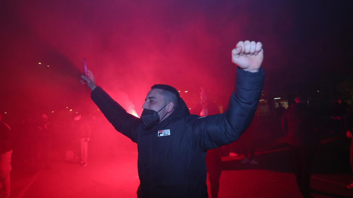 Aficionados del Levante animan a su equipo antes del decisivo partido de Copa del Rey ante el athletic