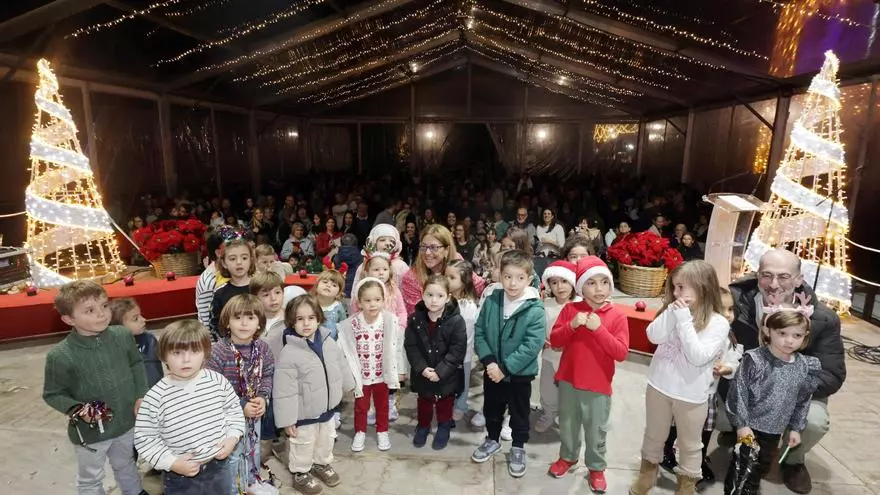 Baiona enciende su alumbrado navideño con el protagonismo de los más pequeños