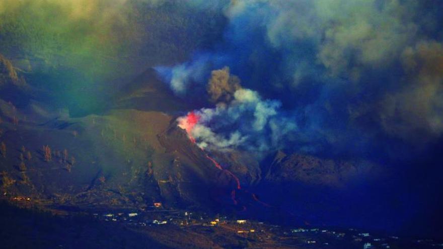 Vista aérea de la erupción del volcán y los terrenos por donde pasa la lava.