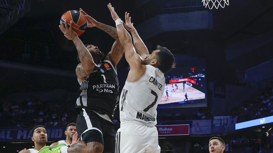 MADRID, 15/10/2025.- El base argentino del Real Madrid Facundo Campazzo (2d) defiende al base sursudanés del Partizan Mozzart Bet Belgrade Carlik Jones, durante el encuentro correspondiente a la fase regular de la Euroliga que disputan hoy miércoles en el Movistar Arena, en Madrid. EFE/Juanjo Martín