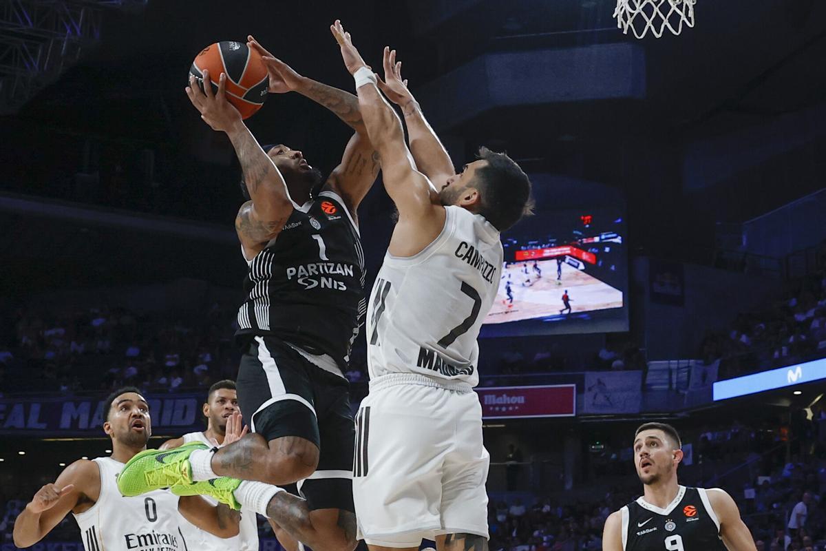 MADRID, 15/10/2025.- El base argentino del Real Madrid Facundo Campazzo (2d) defiende al base sursudanés del Partizan Mozzart Bet Belgrade Carlik Jones, durante el encuentro correspondiente a la fase regular de la Euroliga que disputan hoy miércoles en el Movistar Arena, en Madrid. EFE/Juanjo Martín